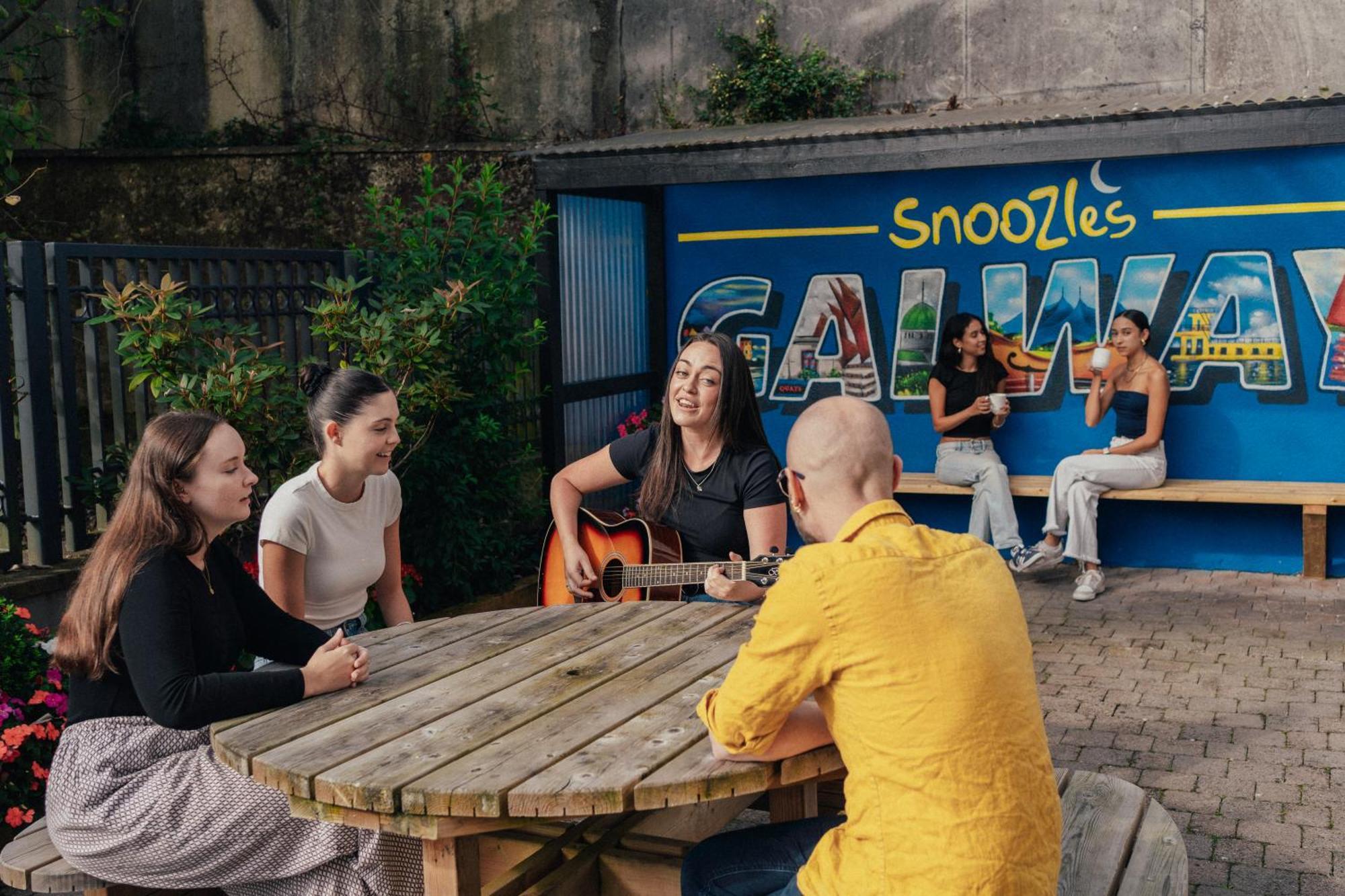 Snoozles Galway City Centre 외부 사진